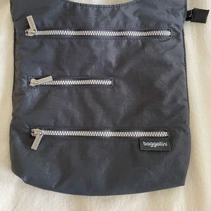 Baggallini over the shoulder bag with three cute zippers!